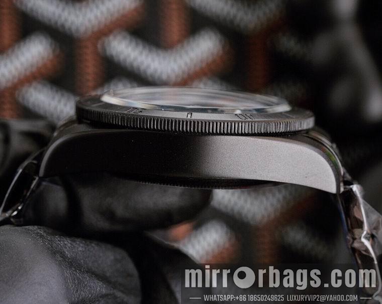 Tudor men 42mm M05