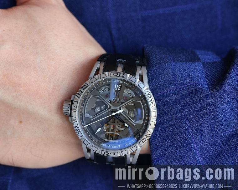 Roger Dubuis men 45mm M01