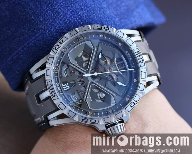 Roger Dubuis men 45mm M01