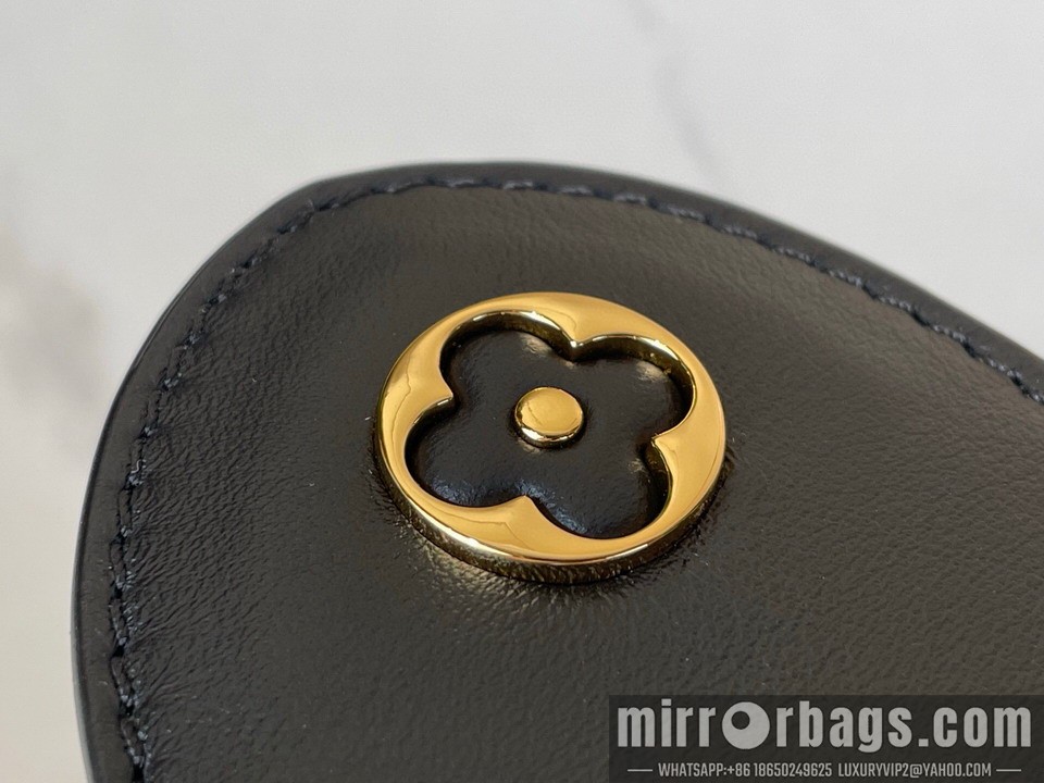 LV Bags Cap M83088 12x8x22cm gf1