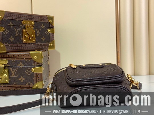 LV Bags Bumbag M82208 17x12x9.5cm gf