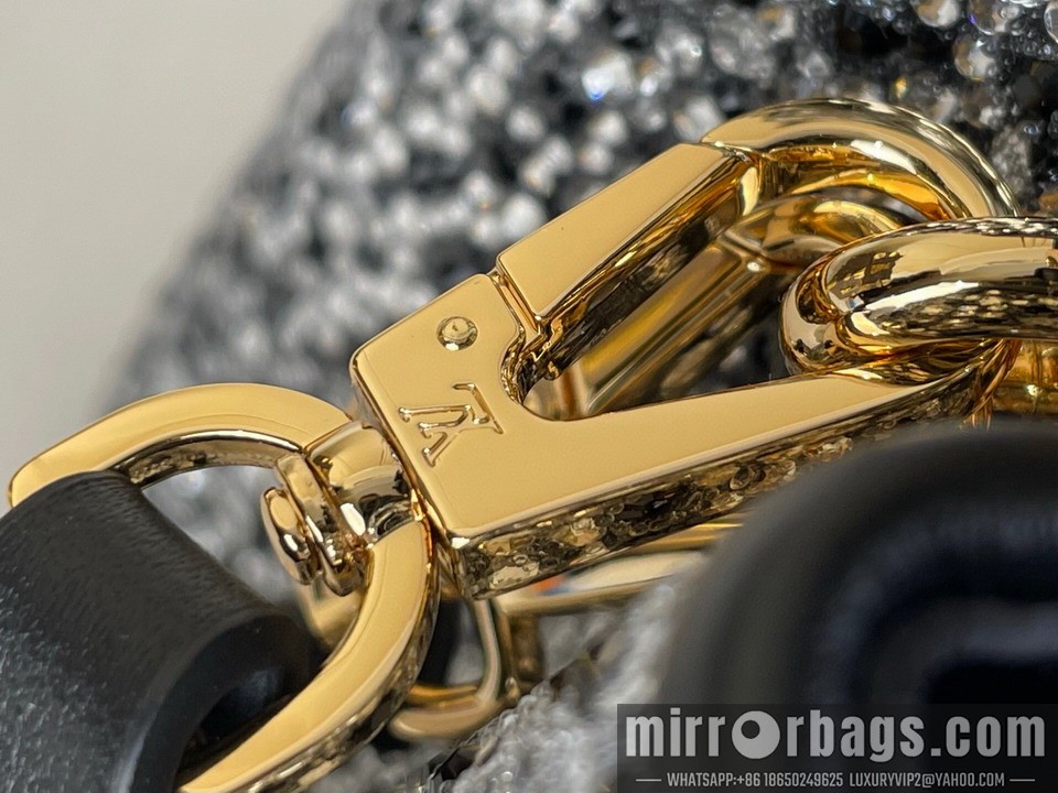 LV Bags Cap M83088 12x8x22cm gf1
