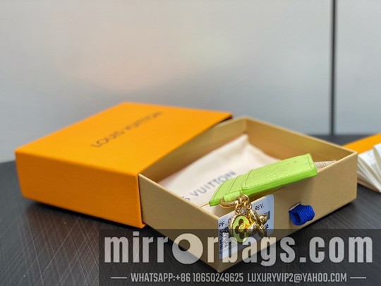 LV Bags Charms M13645 10.2x7.3x0.3cm gf