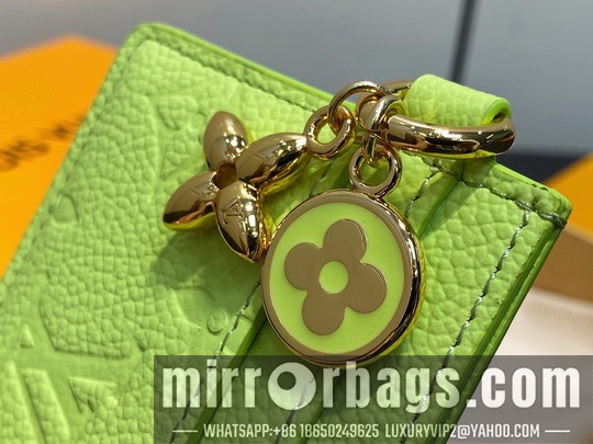 LV Bags Charms M13645 10.2x7.3x0.3cm gf
