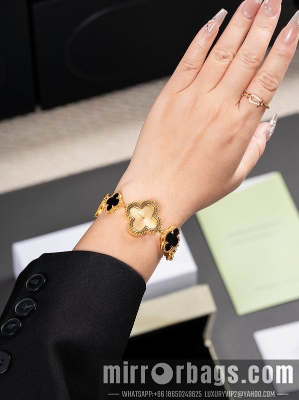 Van Cleef & Arpels 27mm 080605 Watch