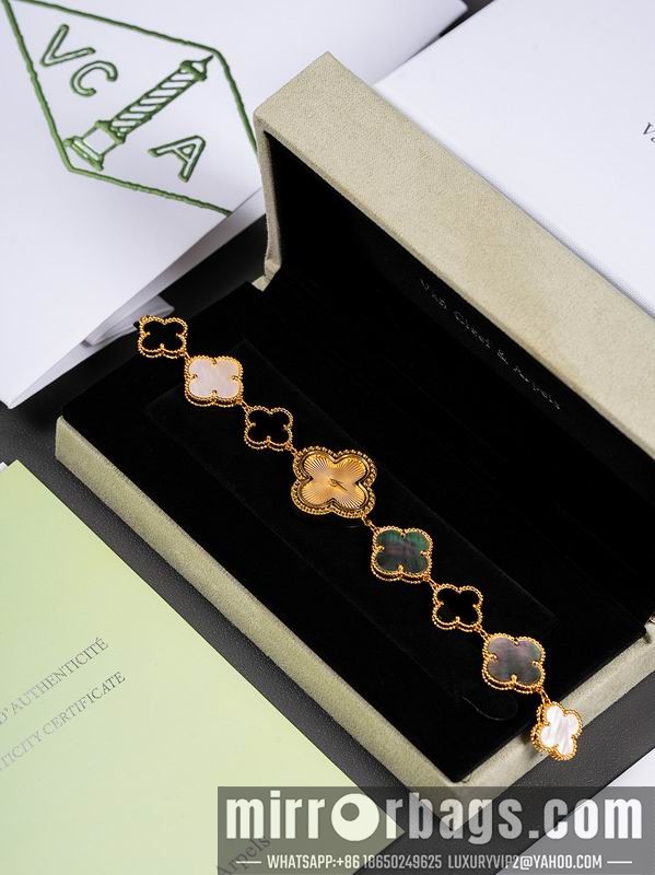 Van Cleef & Arpels 27mm 080605 Watch