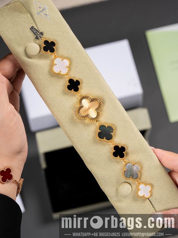 Van Cleef & Arpels 27mm 080605 Watch